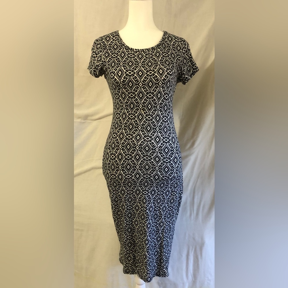 Black/white light weight form fitting dress. Slip on.